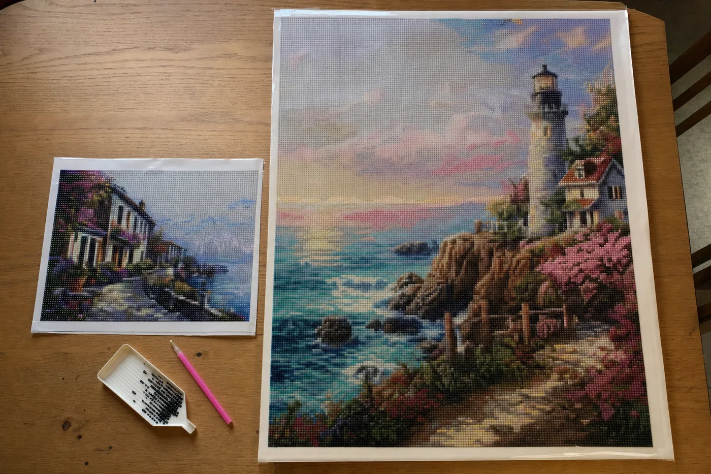 Malé plátno pro diamond painting 30x40 cm a velké plátno 50x70 cm vedle sebe, znázorňující rozdíl v detailech mřížky